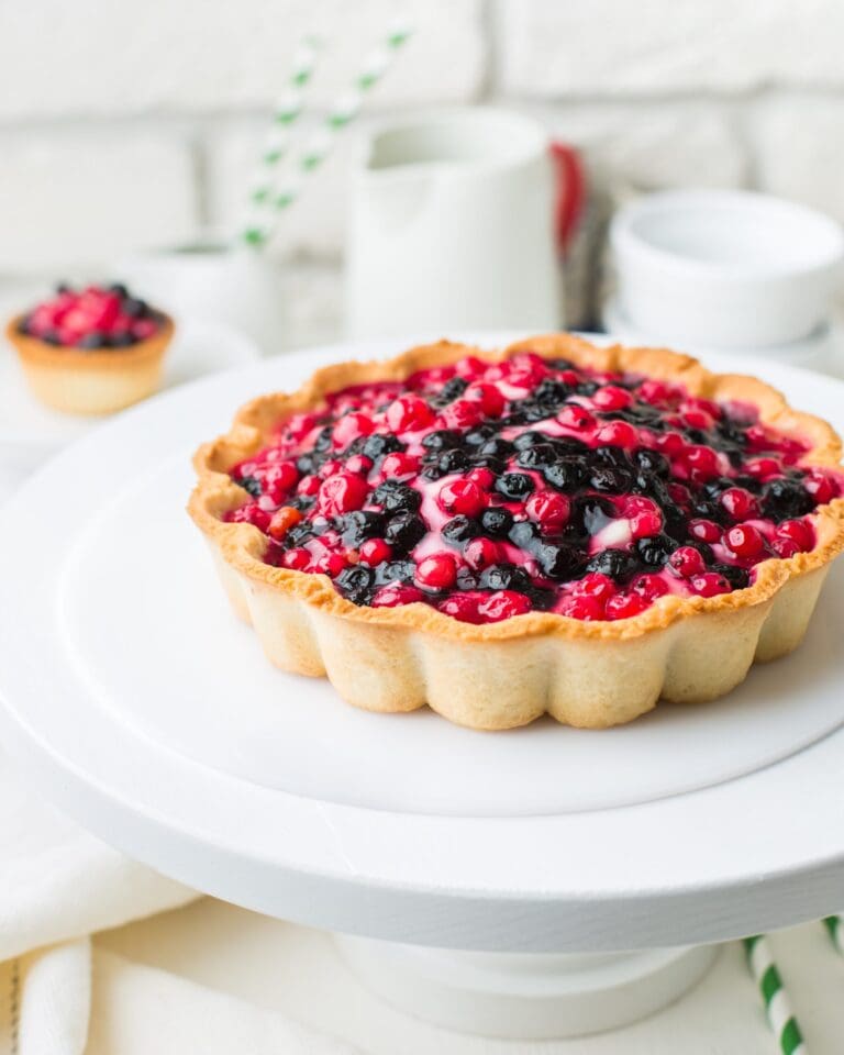 Bursting with Flavor: Berry Tart Pie – A Sweet Delight!