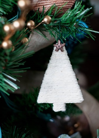 DIY gift ornament, white rope coastal ornament shaped like christmas tree with a gold sea star at top